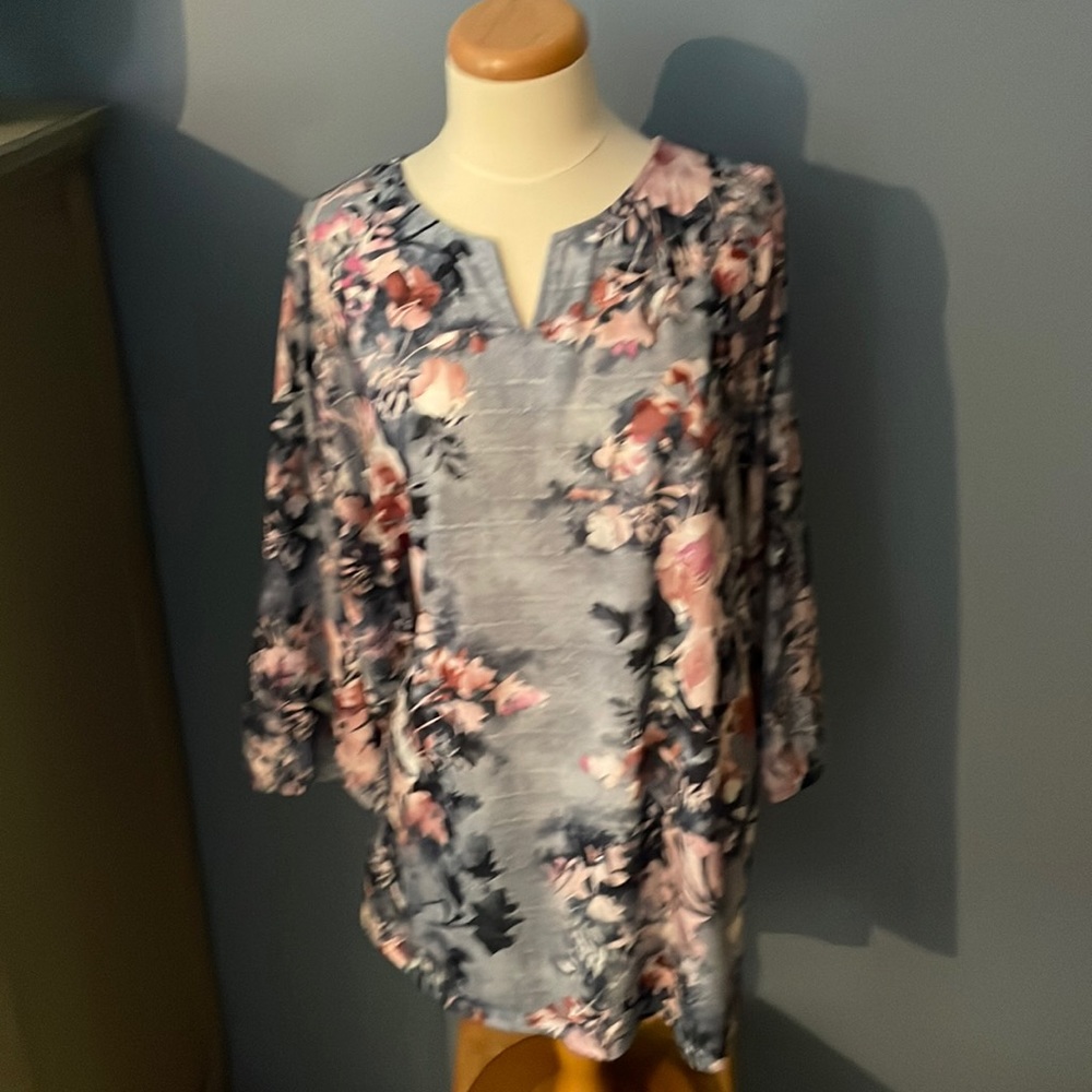 CJ Banks split neck 3/4 sleeve top. New with tags!